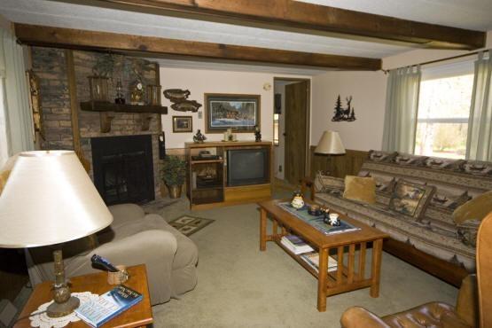Well maintained home w/ brand new furnace, roof and windows