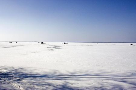ice fishing on lake petnewell wi