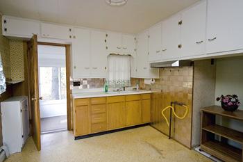 spacious kitchen with lots of cabinet space