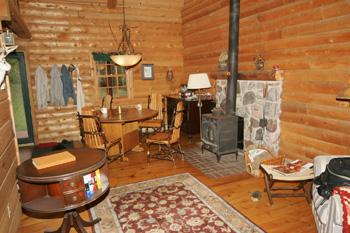 Gorgeous Dining Room With Rustic Atmosphere!